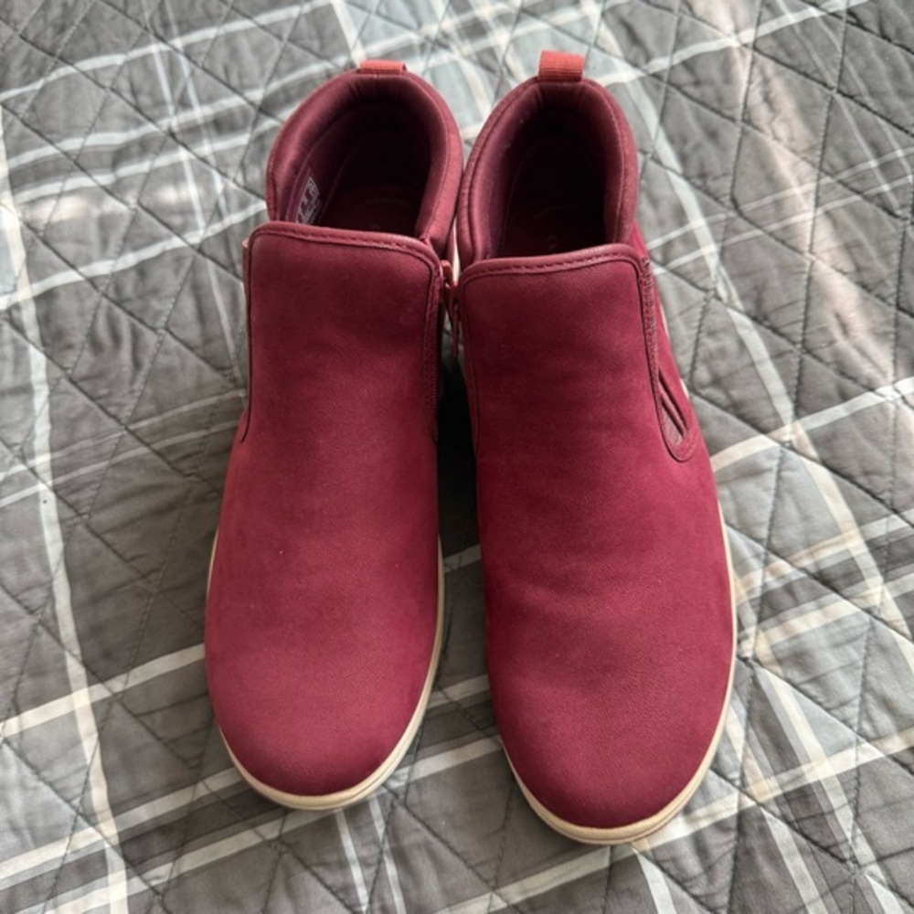 Clarks NWOB  Cloudsteppers Breeze Clover Burgundy Slip-On Booties Floor Sample